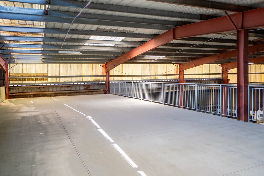 More Photos Of 2751 Lynwood Rd, Lynwood Industrial For Sale