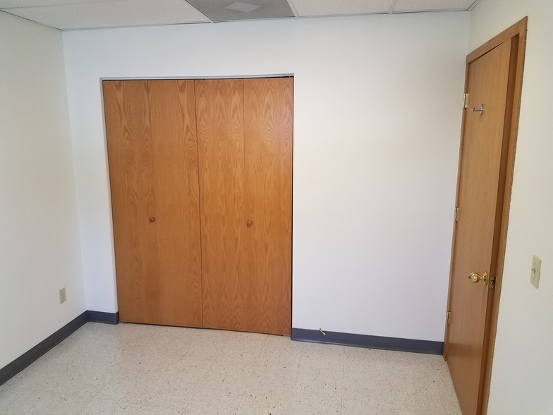 More Photos Of 1019-1023 Des Moines Ave, Loveland Warehouse For Lease
