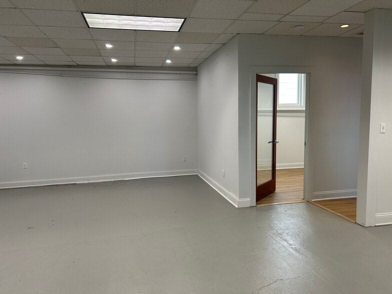 More Photos Of 20 Maplewood Ave, Gloucester Light Distribution For Lease