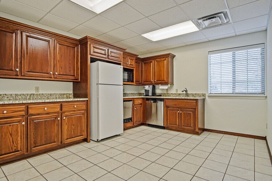 More Photos Of 1006 24th Ave NW, Norman Office For Lease