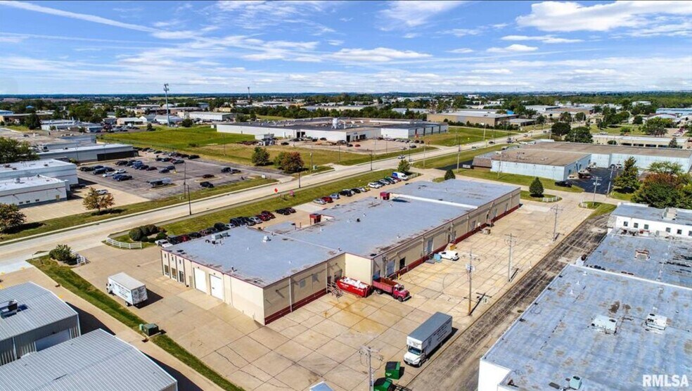 More Photos Of 8202-8226 N University St, Peoria Light Distribution For Lease