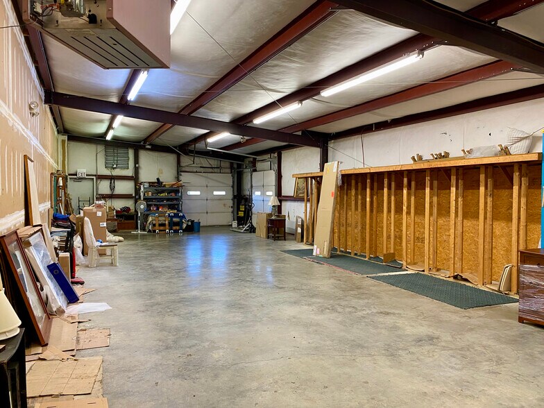 More Photos Of 3543 Pelham Pky, Pelham Showroom For Lease