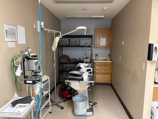 More Photos Of 631 N Pershing St, Energy Veterinarian Kennel For Sale