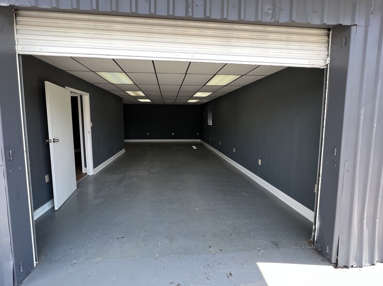 More Photos Of 422 W Gulf Bank Rd, Houston Warehouse For Sale