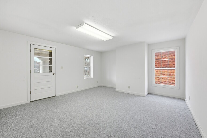 More Photos Of 104 W William St, Delaware Medical For Lease