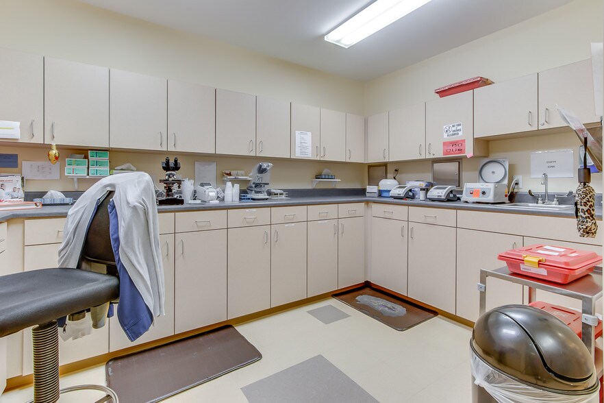 More Photos Of 135 Professional Park Dr, Seneca Healthcare For Lease