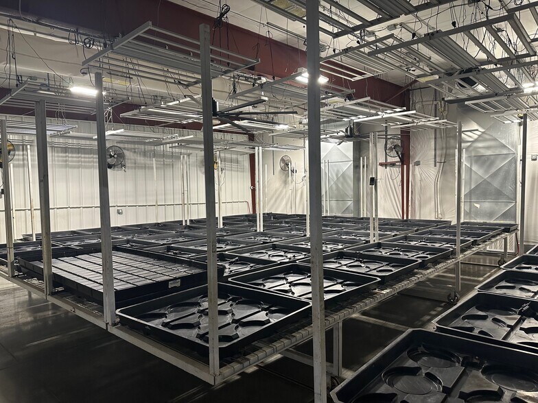 More Photos Of 3129 E Laketon Ave, Muskegon Distribution For Lease