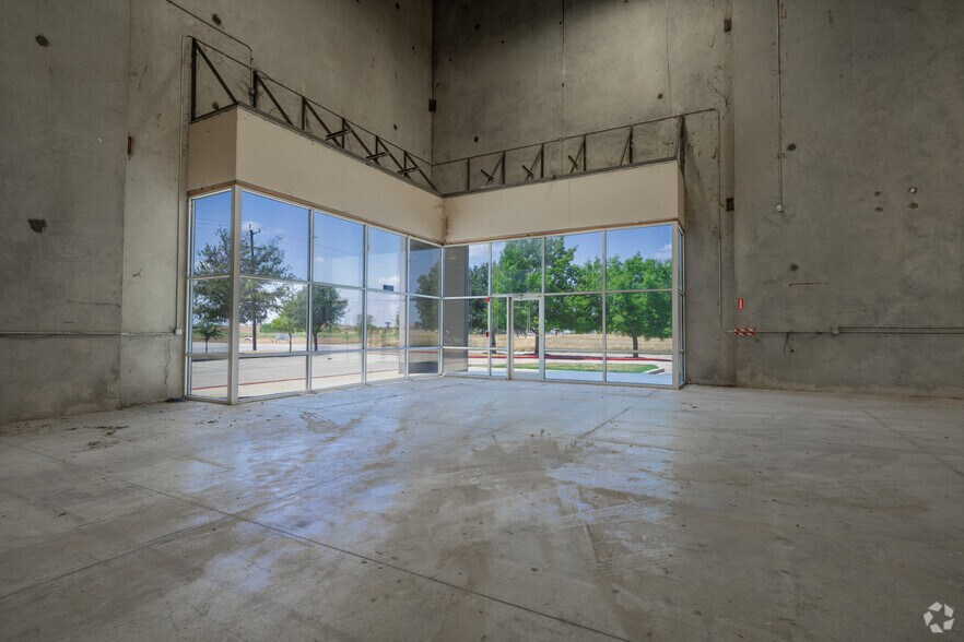 More Photos Of 10120 Fischer Rd, Von Ormy Distribution For Sale