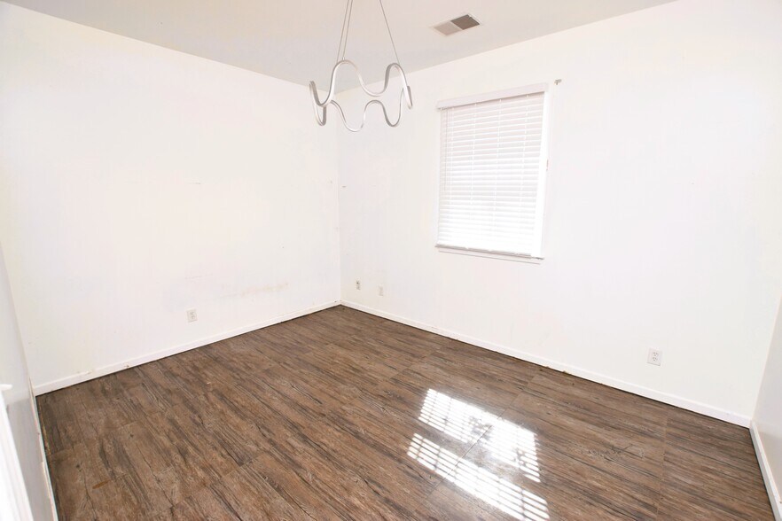 More Photos Of 401 Garland St, Flint Office For Sale