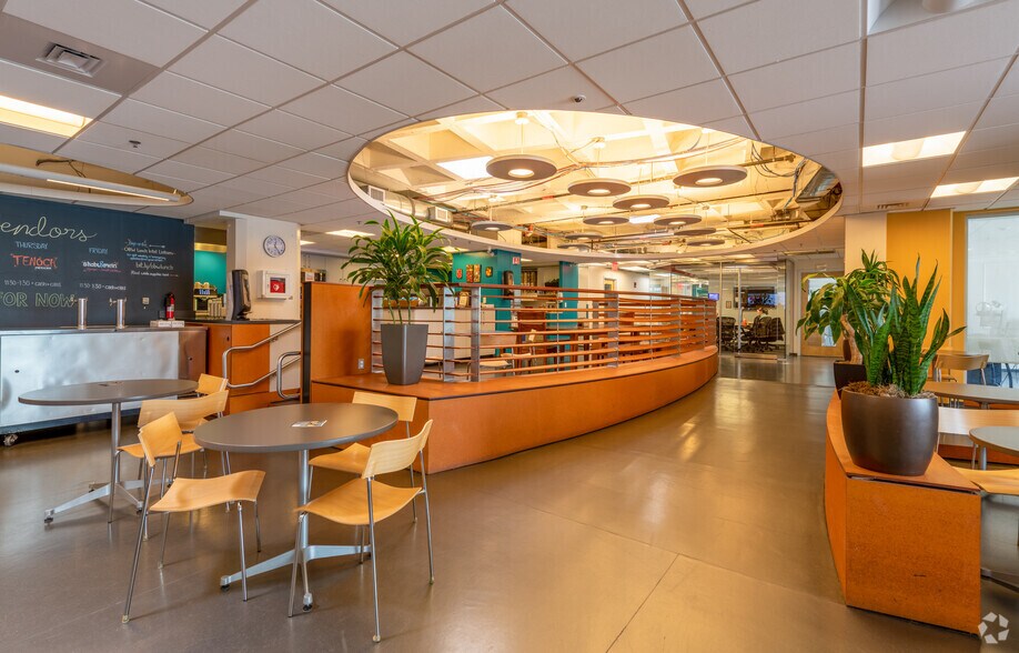 Photo of 9th Floor Ste 25-35 desks