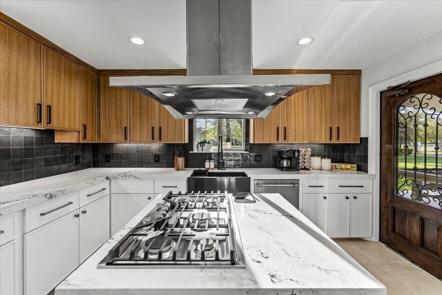 More Photos Of 8811 West Ln, Magnolia Office For Sale