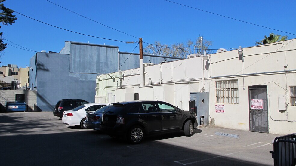 More Photos Of 11748 Ventura Blvd, Studio City General Retail For Sale
