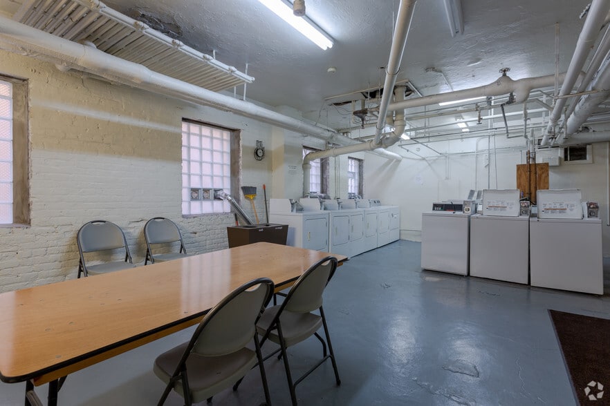 More Photos Of 821-833 N Kilbourn Ave, Milwaukee Apartments For Lease