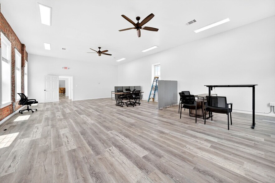 More Photos Of 201 N Bois D Arc St, Forney Storefront For Sale