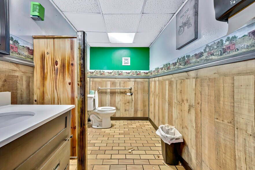 More Photos Of 104 S US Highway 41, Inverness Restaurant For Sale