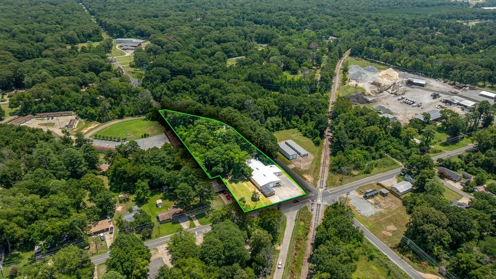 More Photos Of 805 Elm St, Bastrop Distribution For Sale