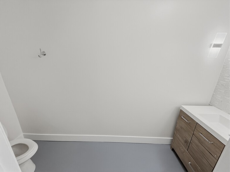 More Photos Of 18014-18016 Ventura Blvd, Encino Storefront For Lease