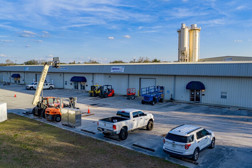 More Photos Of 2007 Wood Ct, Plant City Warehouse For Sale