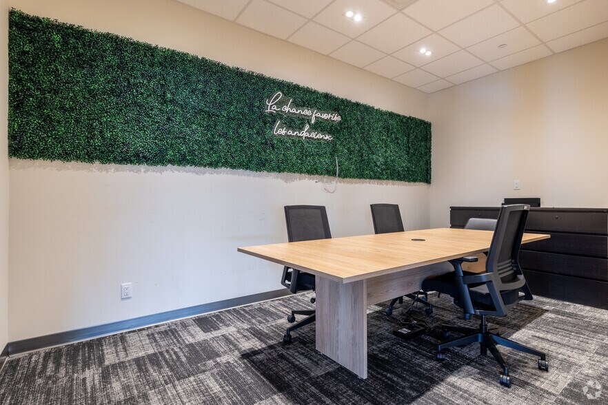 More Photos Of 4700-4762 Louis-B.-Mayer Rue, Laval Showroom For Sale