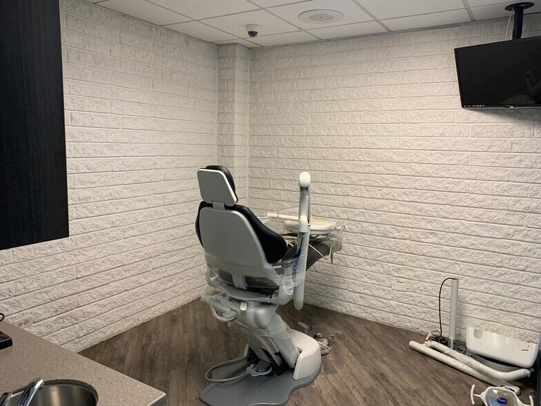 More Photos Of 519 N Cass Ave, Westmont Medical For Lease