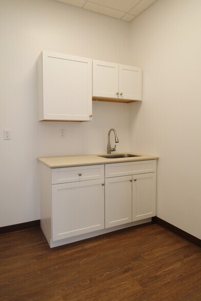 More Photos Of 1575 Iyannough Rd, Hyannis Office For Lease