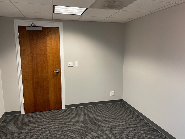 More Photos Of 110 S Hager Ave, Barrington Office For Lease