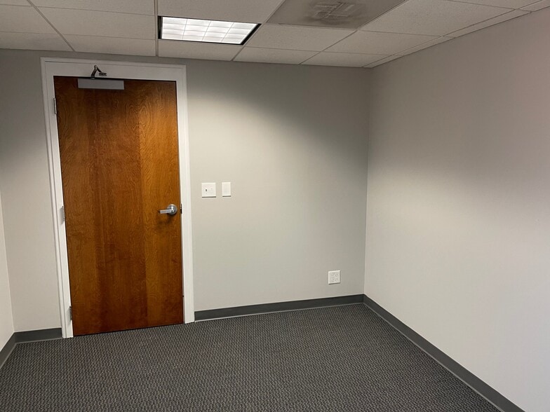 More Photos Of 110 S Hager Ave, Barrington Office For Lease