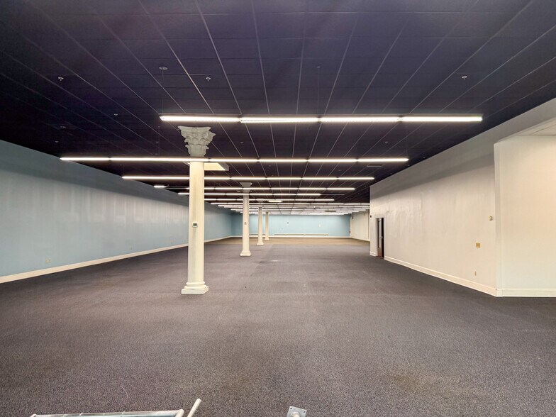 More Photos Of 5935 Rivers Ave, North Charleston Showroom For Lease