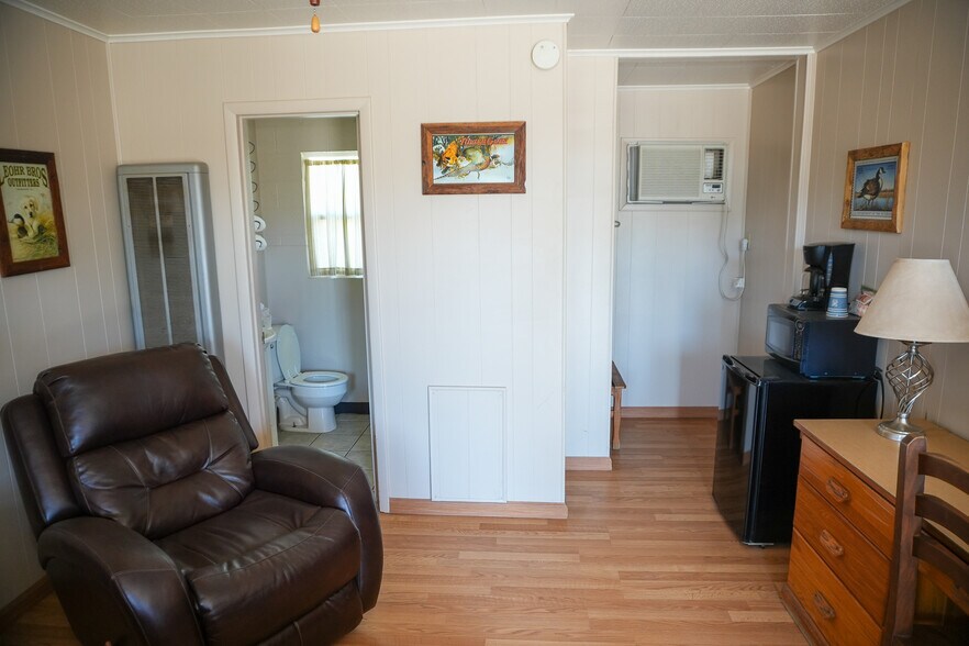 More Photos Of 1122 Douglas Ave, Beaver Hotel For Sale