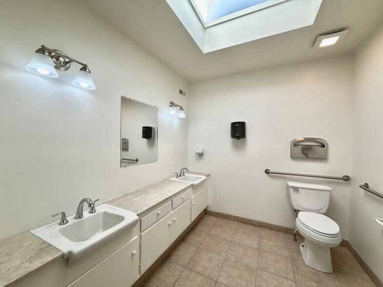 More Photos Of 15216 Vanowen St, Van Nuys Medical For Lease