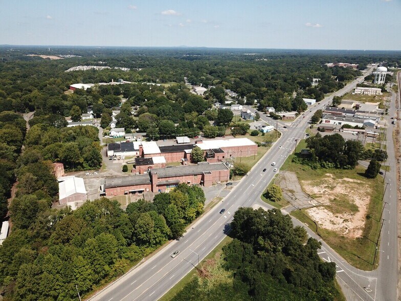 More Photos Of 1004 & 1008 E Long Ave, Gastonia Showroom For Lease
