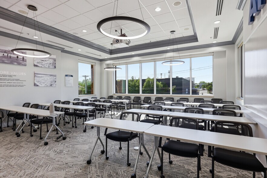 More Photos Of 900 N Rock Hill Rd, Saint Louis Office For Sale