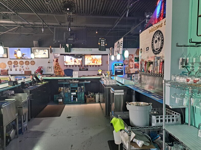 More Photos Of 1764-1868 NE Jensen Beach Blvd, Jensen Beach Bar For Lease