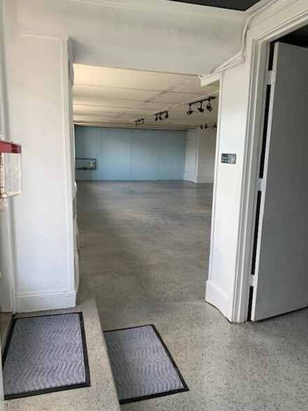 More Photos Of 1049 Tiogue Ave, Coventry Showroom For Lease