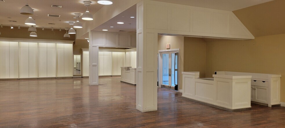 More Photos Of 135 Depot St, Manchester Center General Retail For Lease