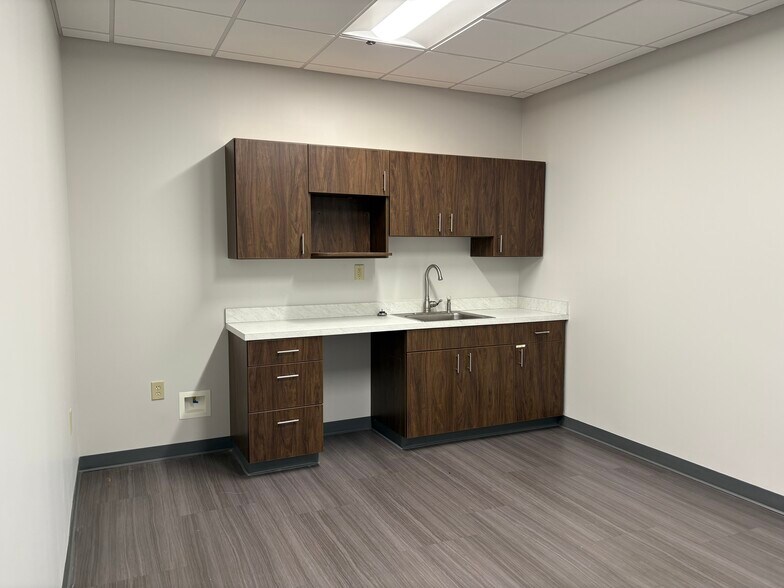 More Photos Of 1720 Fortune Ct, Lexington Light Distribution For Lease