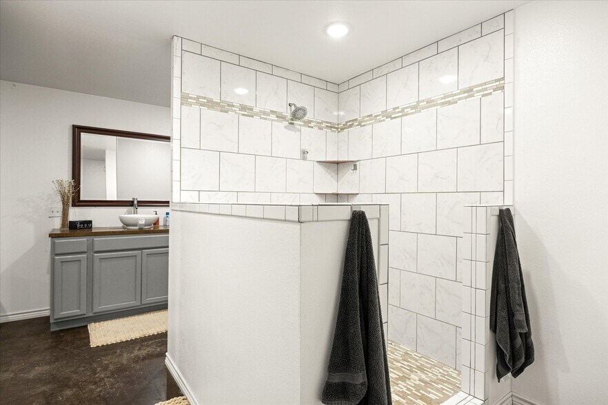 More Photos Of 1817 S Morgan St, Granbury Auto Dealership For Sale