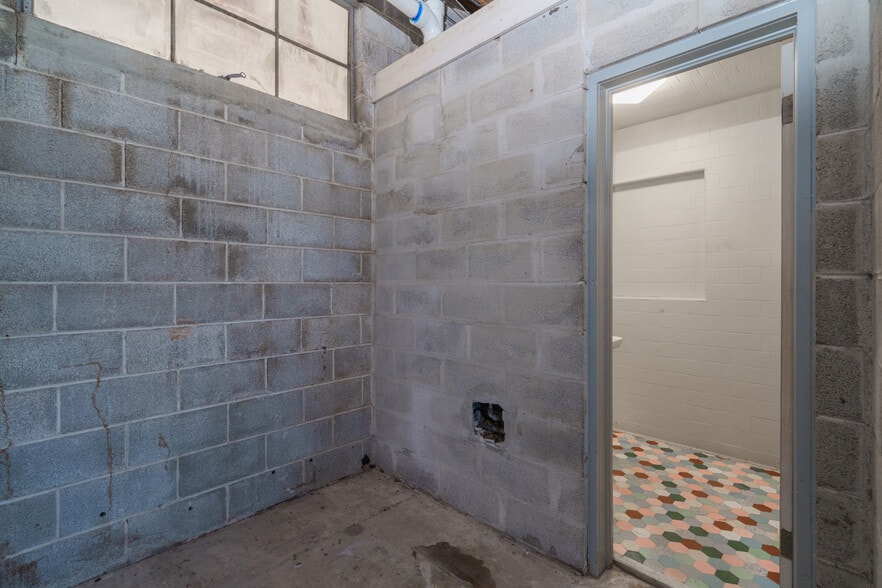 More Photos Of 1919 Drummond Ave, Panama City Distribution For Lease