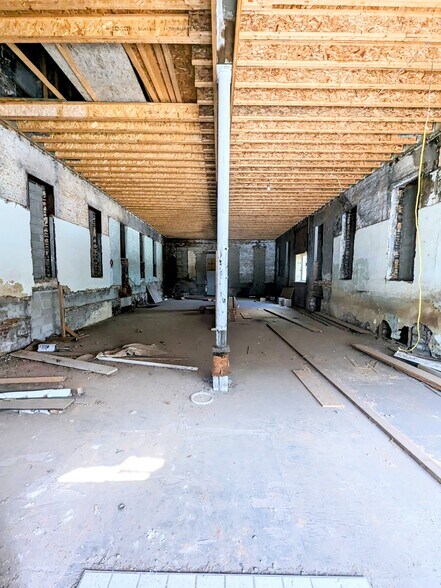 More Photos Of 208 S 4th St, Lafayette Freestanding For Sale