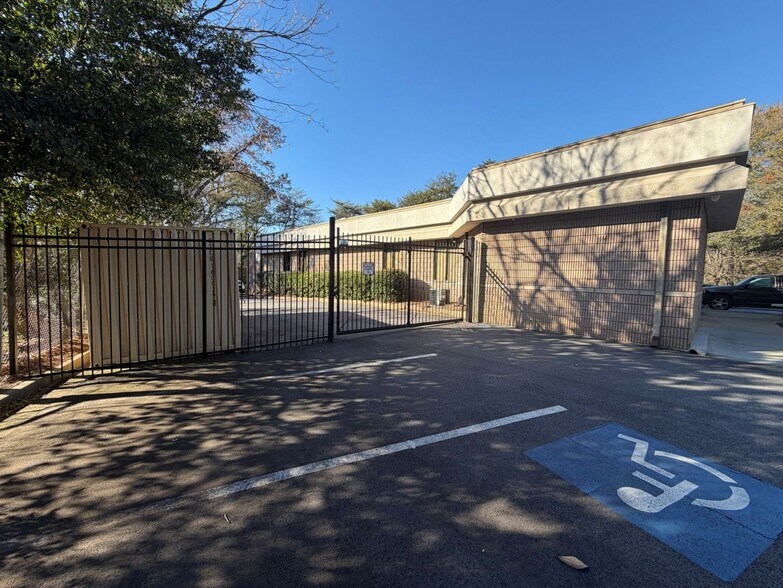 More Photos Of 2126 Defoors Ferry Rd NW, Atlanta Office For Sale