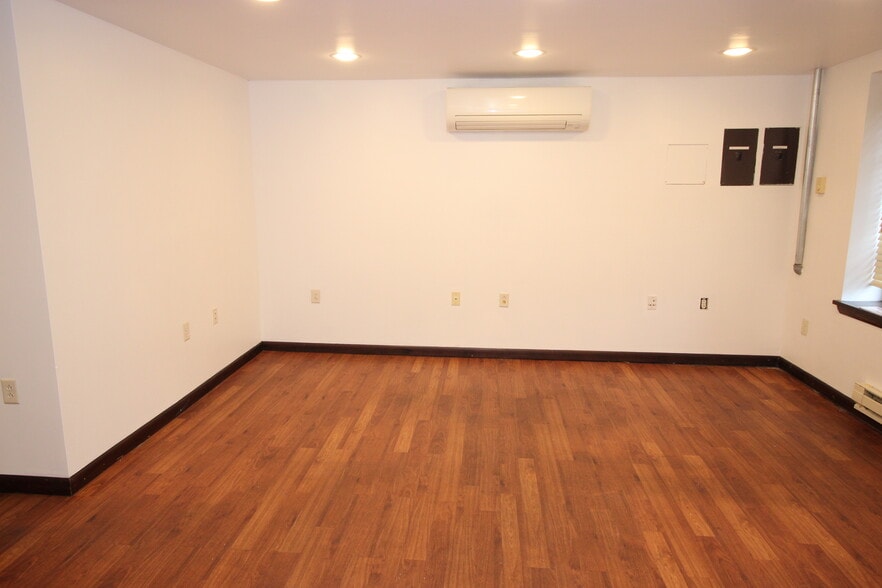 More Photos Of 1458 County Line Rd, Huntingdon Valley Flex For Sale