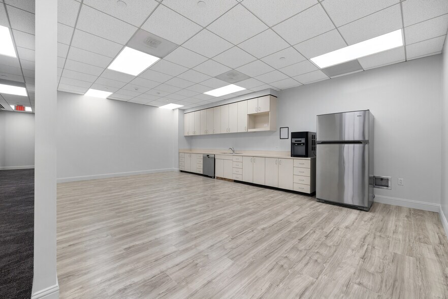 More Photos Of 17 S Briar Hollow Ln, Houston Office Residential For Lease