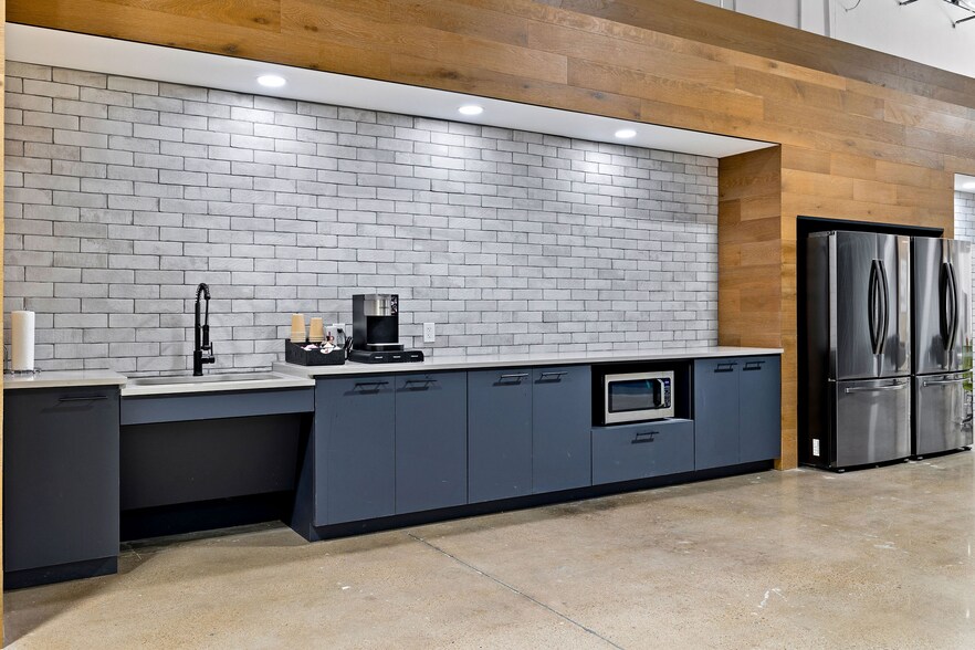 More Photos Of 7601 Boulevard 26, North Richland Hills Warehouse For Lease