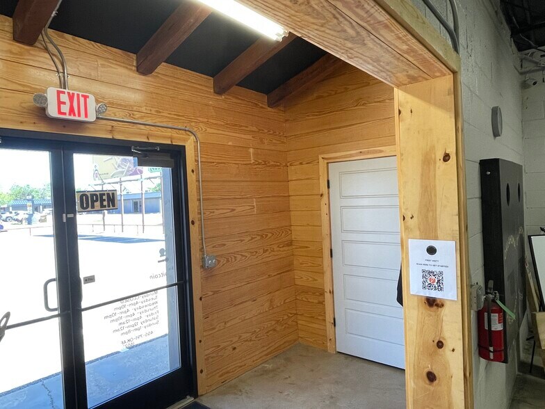 More Photos Of 938 N Flood Ave, Norman General Retail For Sale