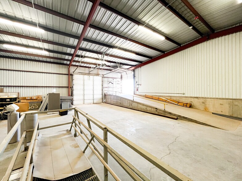 More Photos Of 7 E Industrial Loop, Midland Warehouse For Sale