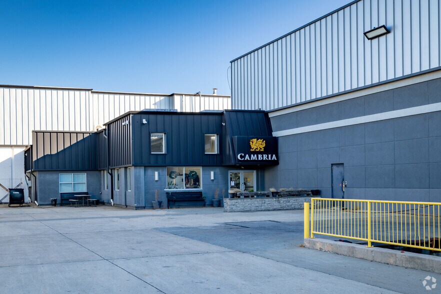 More Photos Of 15 Grumman Rd W, Bethpage Manufacturing For Lease