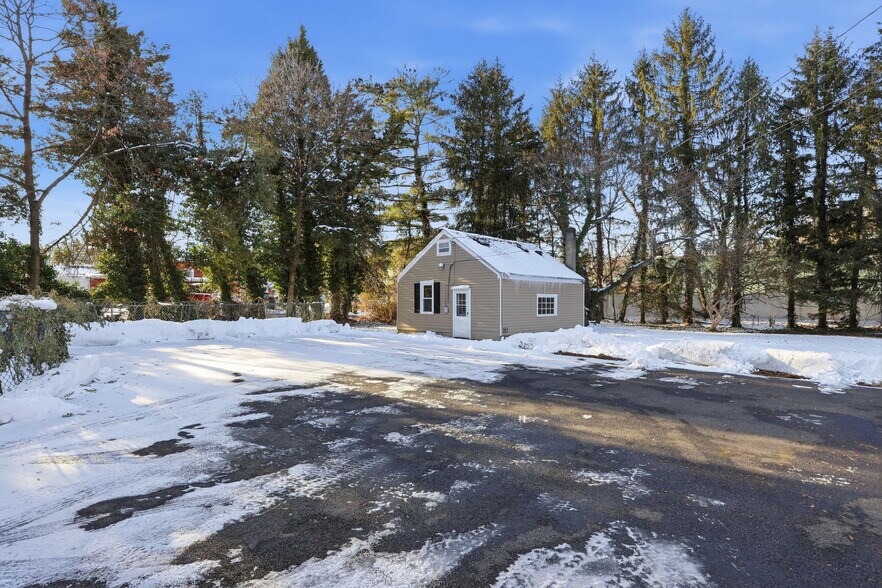 More Photos Of 2695 Main St, Lawrence Apartments For Sale