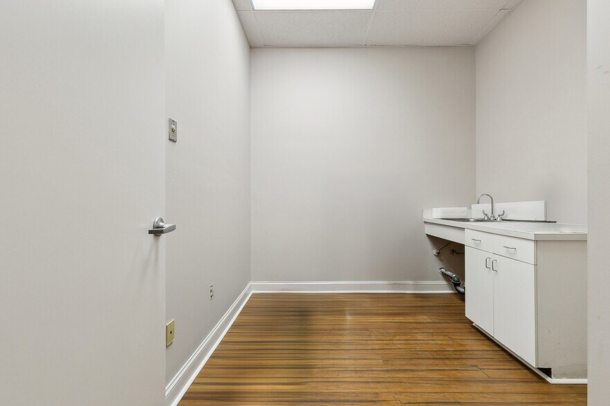 More Photos Of 3908 Veterans Memorial Blvd, Metairie General Retail For Sale