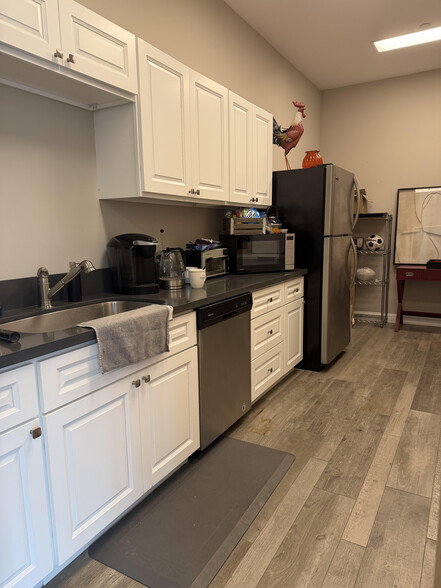 More Photos Of 5300-5390 Gateway Plaza Dr, Benicia Warehouse For Lease