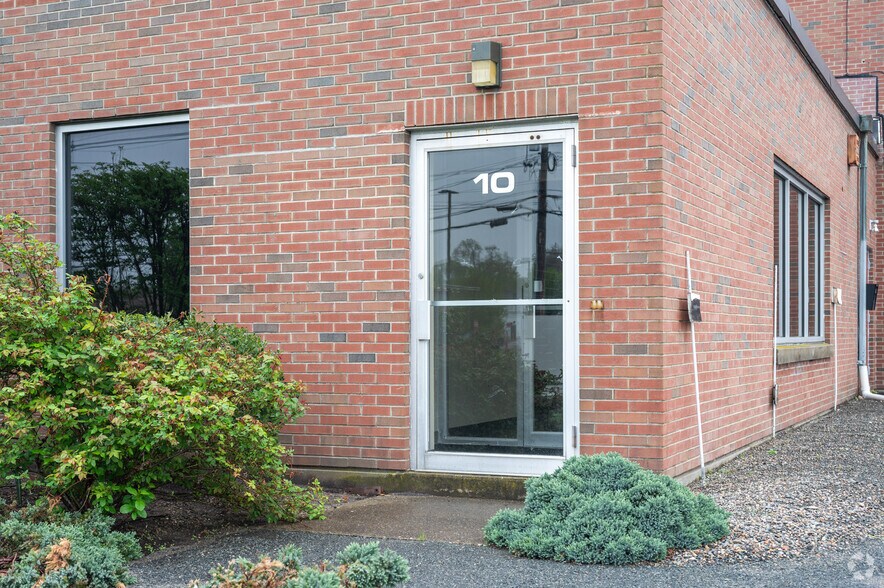 More Photos Of 10 Mozzone Blvd, Taunton Warehouse For Lease
